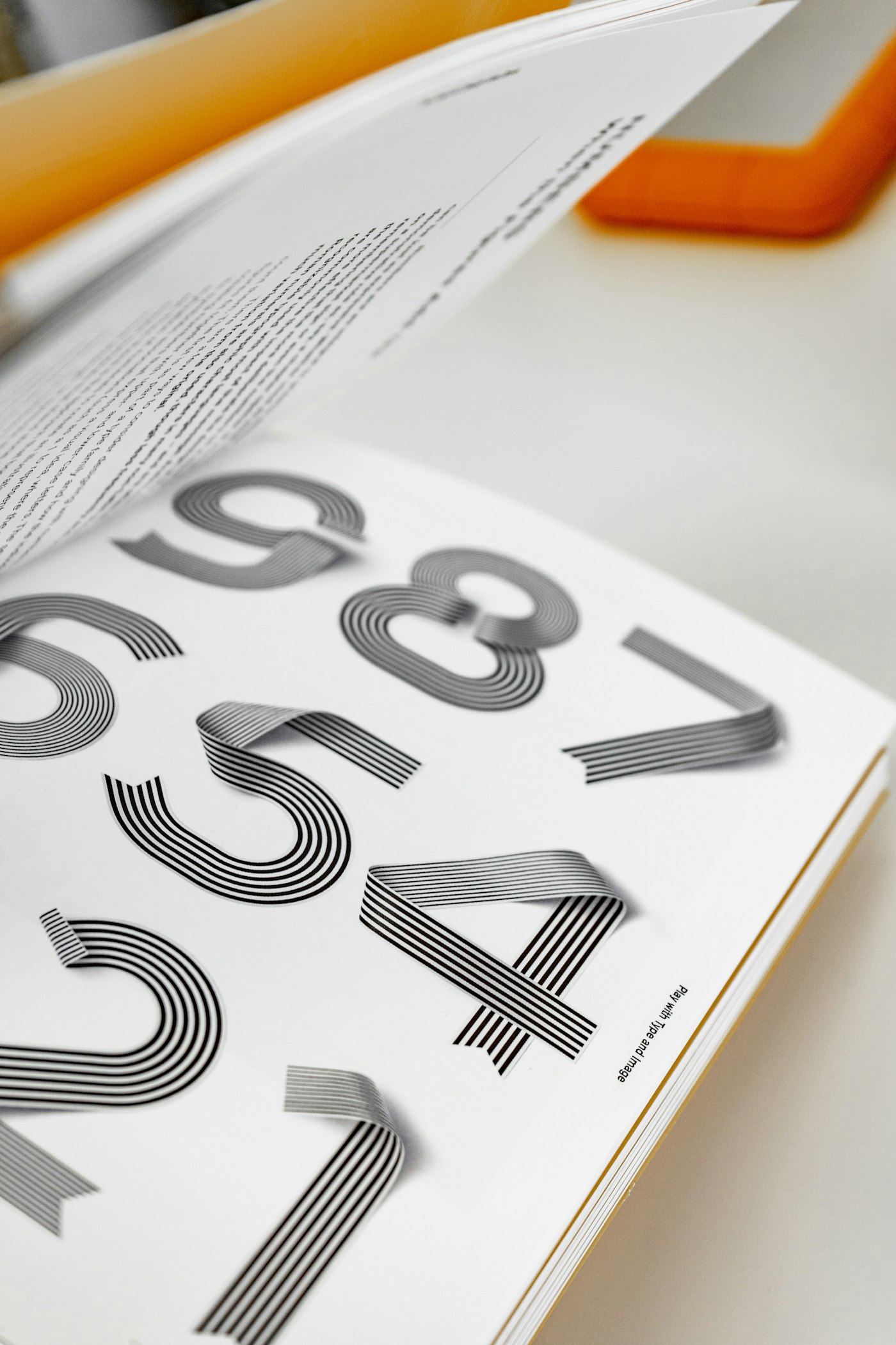 Pagina di un libro con grandi numeri tipografici