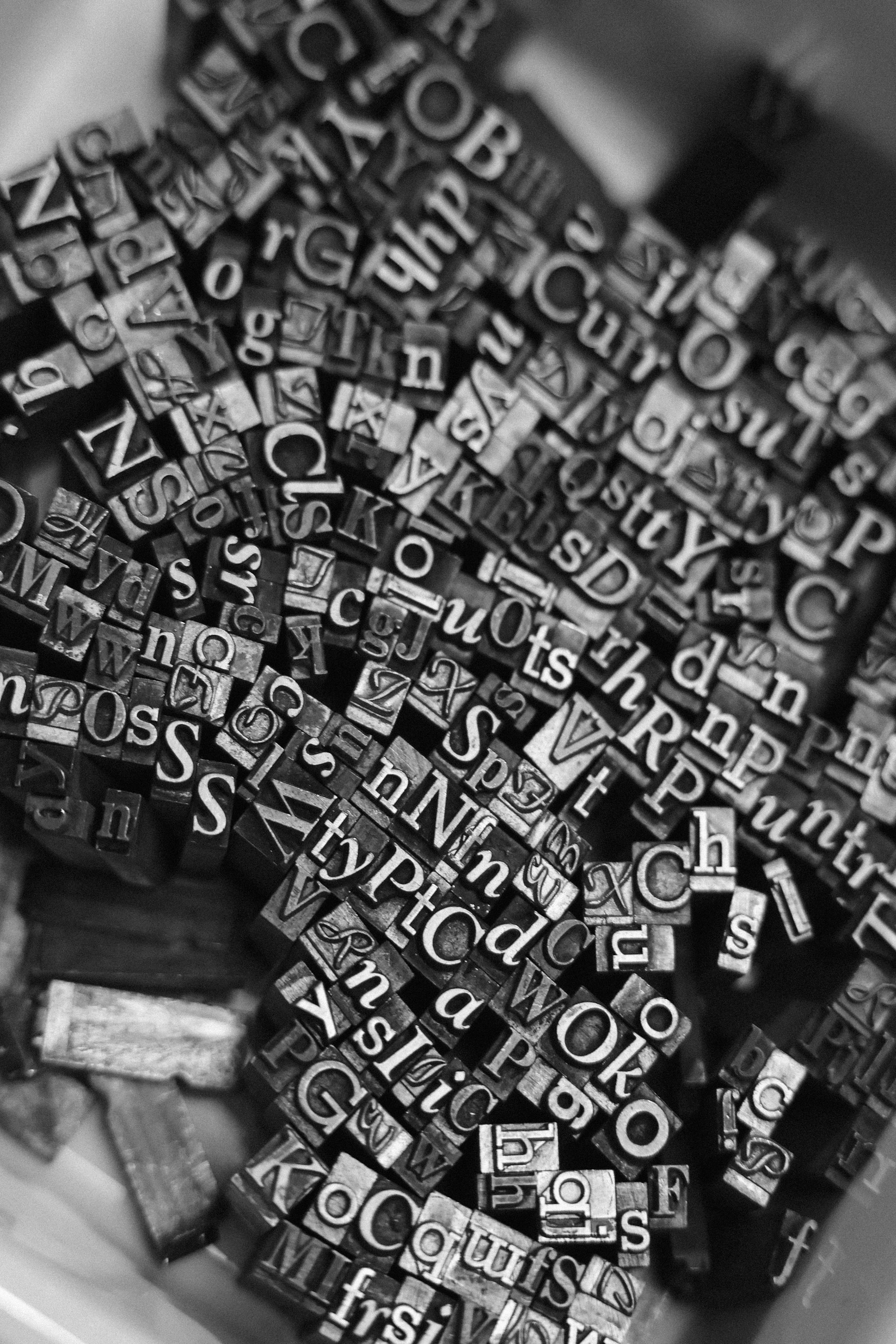 Una ciotola piena di lettere dell'alfabeto, in bianco e nero